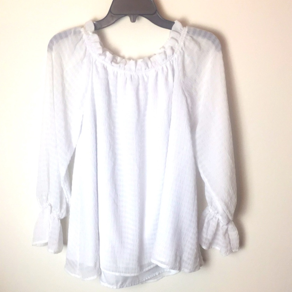 🌸 Belle Sky white top. Size medium.